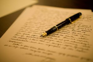 Özünde problem ve solution essay türü, öne sürülen problemin meydana gelme sebeplerini ve nasıl engellenebileceğini belirtmenizi ister. Bu problemin ve çözümlerinin çeşitliliği çok farklı noktalara uzanabilir. Mesela trafik sıkışıklığı, obezite gibi problemlere ek olarak küresel ısınma veya iklim değişikliği gibi problemler de ele alınabilir. Yani her alanın problemlerinin ele alındığı ve çözüm için metotlar sunulan bir akademik metindir problem ve çözüm essayi.
